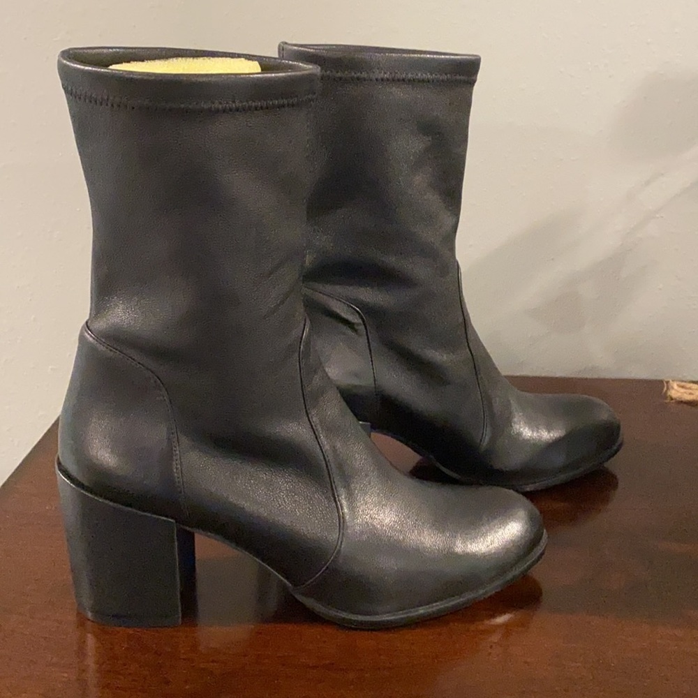 Stuart Weitzman Leather Tieland bootie 7.5 M
